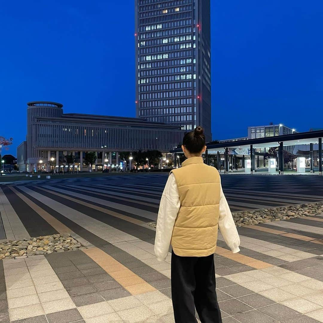 庄司芽生さんのインスタグラム写真 - (庄司芽生Instagram)「母が一生懸命撮ってくれました🌃🌾 あっという間だったけど、お仕事の合間で帰れて良かった♡ 東京戻って頑張るです〜〜父上、運転ありがとう〜🚗‼️  #めいの服   #pr #hystericglamour #ヒステリックグラマー」10月23日 21時12分 - mei_tokyogirlsstyle