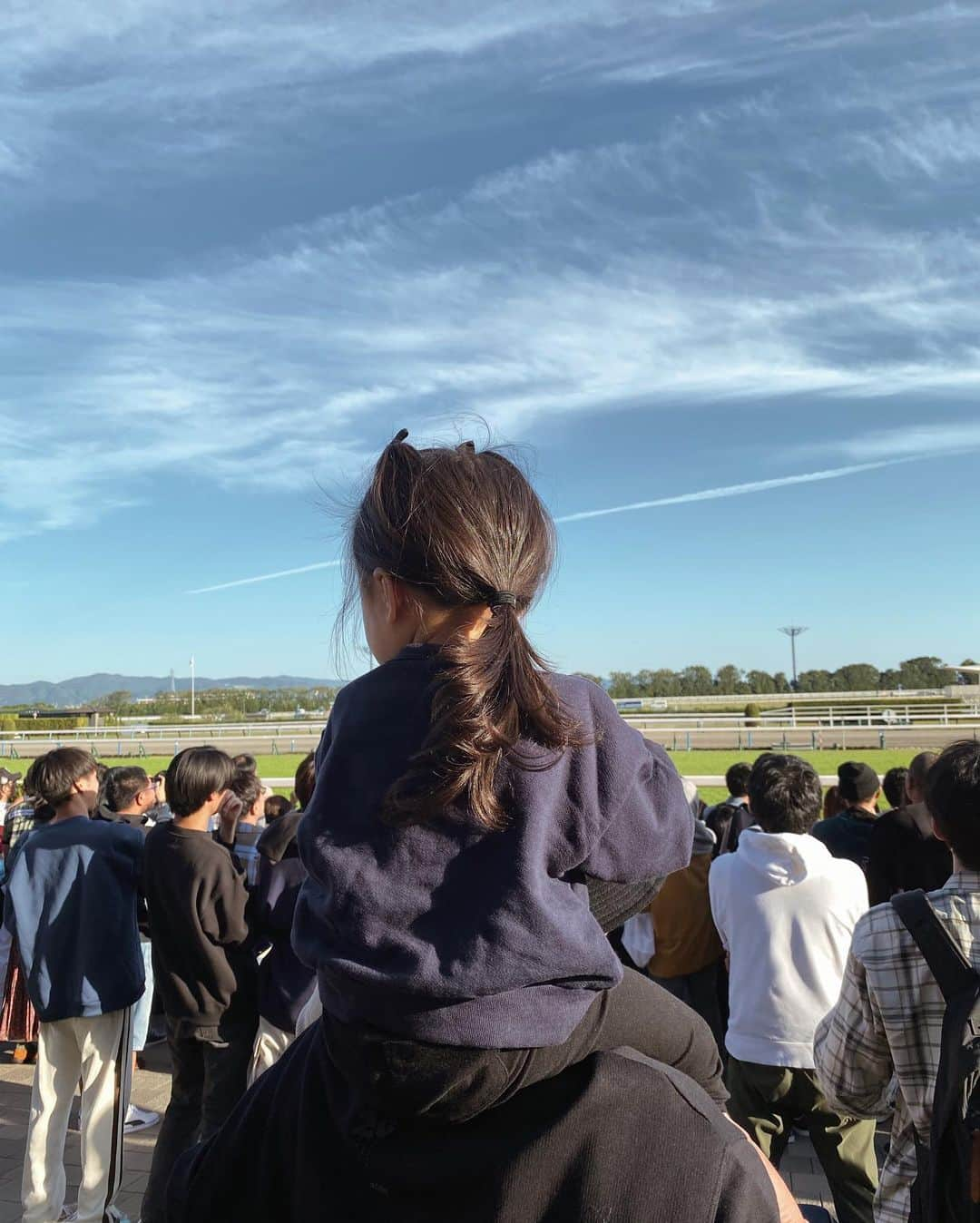 石川マリーさんのインスタグラム写真 - (石川マリーInstagram)「日曜日は家族で京都競馬場へ🎶  とっても良い天気で☀️ レジャーシートを敷いてご飯を食べたり 家族でまったりピクニック👨🏻👩🏻👧🏻  お馬さんを近くで見た娘は大興奮でした😍✨  ポニーに乗りたがっていたけれど… ポニー試乗会は3歳からだったから また来年リベンジしようね🫶🏻 ． ． ． ． ． ． ． #fam #family #familytime #happysunday #kyoto #京都競馬場 #競馬場 #菊花賞 #家族 #家族の時間 #休日 #日曜日 #こどものいる暮らし #ママ #ママライフ #女の子ママ #大阪ママ #関西ママ #ママスタグラム #ママコーデ #親子コーデ」10月23日 21時11分 - marieishikawa