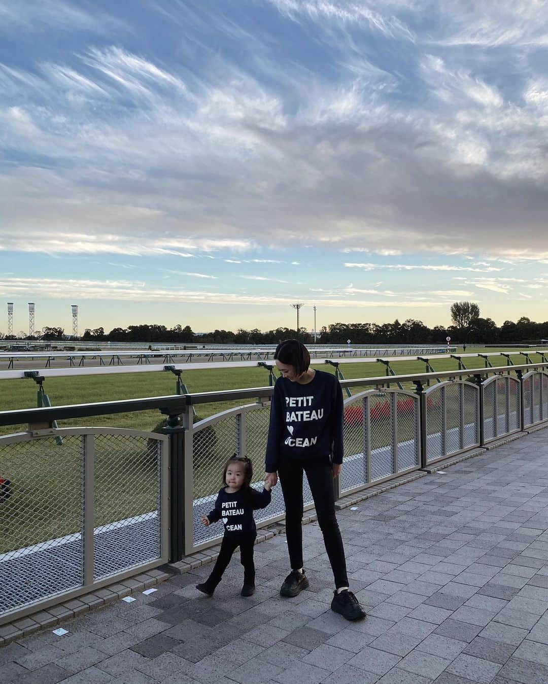 石川マリーのインスタグラム：「日曜日は家族で京都競馬場へ🎶  とっても良い天気で☀️ レジャーシートを敷いてご飯を食べたり 家族でまったりピクニック👨🏻👩🏻👧🏻  お馬さんを近くで見た娘は大興奮でした😍✨  ポニーに乗りたがっていたけれど… ポニー試乗会は3歳からだったから また来年リベンジしようね🫶🏻 ． ． ． ． ． ． ． #fam #family #familytime #happysunday #kyoto #京都競馬場 #競馬場 #菊花賞 #家族 #家族の時間 #休日 #日曜日 #こどものいる暮らし #ママ #ママライフ #女の子ママ #大阪ママ #関西ママ #ママスタグラム #ママコーデ #親子コーデ」