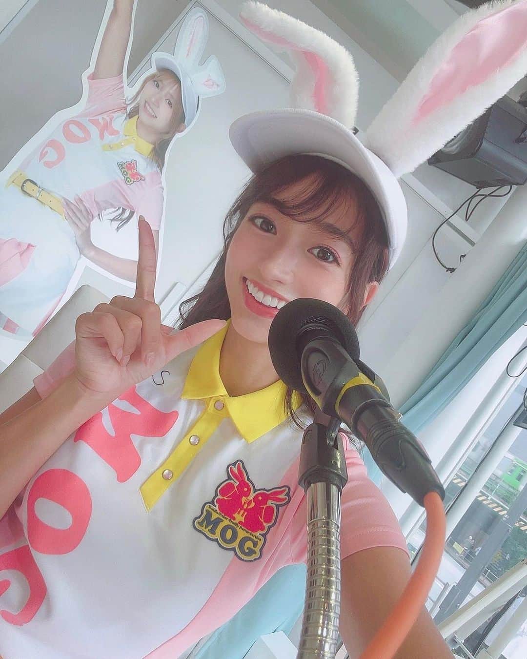 大貫彩香のインスタグラム：「渋谷クロスFMラジオ生放送番組「MOGのもぐうさ会議」 ありがとうございました✨📻  MOGのアンバサダーを務め、新番組でMCアシスタントを担当させていただいています！😊 ずっとパネルにお願いしていて、ユニホームにも袖を通し、番組に出られて嬉しいです☺️🌸 パネルは今後視聴者プレゼントになるかもしれません🎁！  MOGとは、 新スポーツスタジアムフードデリバリーサービス( @mogmog___2023 ) 観戦中や前後にモバイルオーダーでフードを注文。並ばずに食べ物をスムーズにGetしたり、ウサギのユニホームが目印のサービサーに観戦席まで運んできてもらうことが出来ます！試合の"良い所を見逃さない"スポーツを生で見る楽しさをしっかりと堪能しつつ、より有意義に過ごして頂けるサービスです！  ラジオではプロデューサーのKOHさんとアンバサダーの私もご一緒させていただき、実際にデリバリーをしてくれる可愛くて個性豊かなMOGうさちゃん達🐰🌸をご紹介！現場の雰囲気やスポーツの楽しさ、サービス・雇用環境向上について赤裸々に話し合い、メッセージやご観覧のファンの皆さんと交流します！  現在FC東京さんにてサービステスト運行中✨ イベントへの参加や送料無料ハッピーアワーキャンペーンなどを実施中です😊お見かけの際は是非ご活用ください♪」