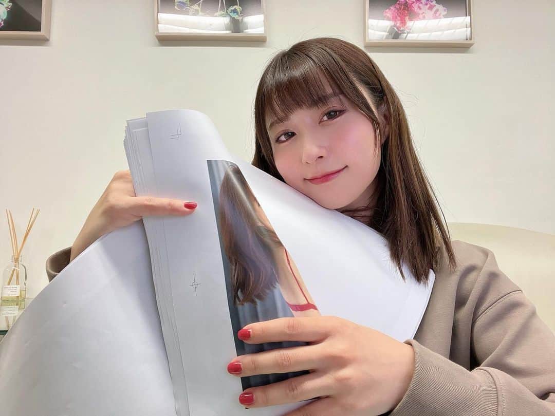のインスタグラム：「👙  やっほ！  目が真っ赤な成瀬さんです。 花粉にやられているだけなので お気になさらず！  今日は写真集のセレクトをしてきたよ☺️  自分で選んだりさせてもらった✨ どれもこれも良すぎて 本当に一枚一枚が愛しくてたまらなかったよ😭  これ、こんなに良い写真達なのに 全部見てもらえないの？🥹  って話したら データあげるからSNSや ファンクラブに載せて良いよって🥺✨✨✨  やったー🙌  ちょこっとチラ見せ。  水着解禁と言っていたけど 下着があるなんて聞いてないよー😚？ だよね🤣  あるんです🖐️  通常版の予約ももう少ししたらかな！  もうこれが出せたら 本当に思い残すことはないよ。  愛しくて大切な宝物💎」