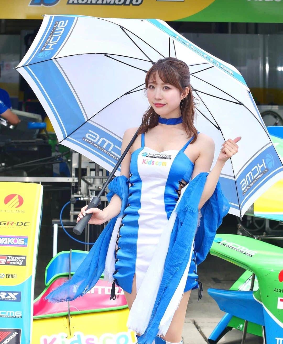 のインスタグラム：「明日10/24(火) 23:00～ NHK総合 #100カメ 「スーパーフォーミュラ」が放送されます！  最終戦直前SP！🎥 人気番組 100カメにKids com Team KCMGが密着されました！ 小さなカメラ100台に記録された、チームの様子が放送されます！ SF鈴鹿戦の小林可夢偉選手、国本雄資選手、2人のトップドライバー、メカニック、エンジニア、タイヤマン... チームに関わるあらゆる人々の普段見ることの出来ないリアルな裏側が見られますよ！👀  そして！ 今週末はいよいよSUPER FORMULA最終戦🏁 土日で2戦開催！100カメを見てさらに熱を高めていきましょう❤️‍🔥  モータースポーツファンの方も、 初めてスーパーフォーミュラを見る方も是非観てね！！  💚💛💙  📺100カメ  10/24(火) 23:00~ NHK総合    @superformula_official  #100カメ #スーパーフォーミュラ #SUPERFORMULA #SFormula #SF #TOYOTA #レースクイーン」