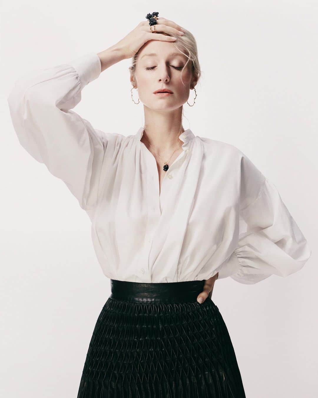 のインスタグラム：「Embodying the grace of the rose, Monsieur Dior's most treasured flower, @VictoiredeCastellane presents a luminescent array of jewels. Worn by #DiorJoaillerie ambassador Elizabeth Debicki, the fresh 'Bois de Rose' and 'Diorette' creations burst forth in a cascade of vibrant shades, punctuated by entrancing stones, to compose an extraordinary herbarium. © @SarahPiantadosi」