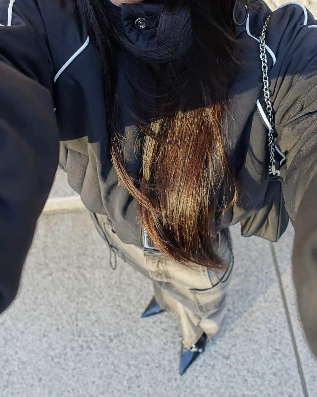 絢さんのインスタグラム写真 - (絢Instagram)「360度可愛いフォルムのcropped line jacketは軽くて柔らかくてかなり使いやすい。展開は２色で、素材も違います。こちらはマットな質感のナイロン、もう一つはボアです。 同じく新作のdenim17との相性◎ 冬でもクロップド着ちゃいたい私はアジャスターぎゅんぎゅんに締めて、このくらいの丈感がちょうどよい感じです。 今年のアウターは3型です。残る2つも改めて☑︎🩶」10月23日 21時16分 - ____ayagram____