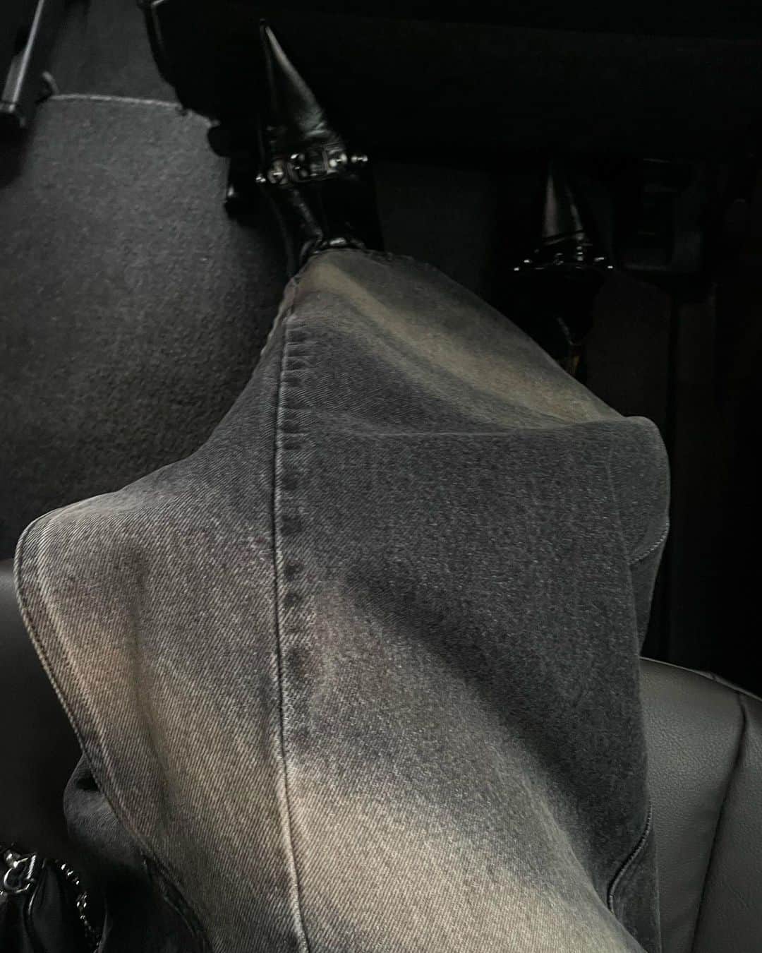 絢さんのインスタグラム写真 - (絢Instagram)「360度可愛いフォルムのcropped line jacketは軽くて柔らかくてかなり使いやすい。展開は２色で、素材も違います。こちらはマットな質感のナイロン、もう一つはボアです。 同じく新作のdenim17との相性◎ 冬でもクロップド着ちゃいたい私はアジャスターぎゅんぎゅんに締めて、このくらいの丈感がちょうどよい感じです。 今年のアウターは3型です。残る2つも改めて☑︎🩶」10月23日 21時16分 - ____ayagram____