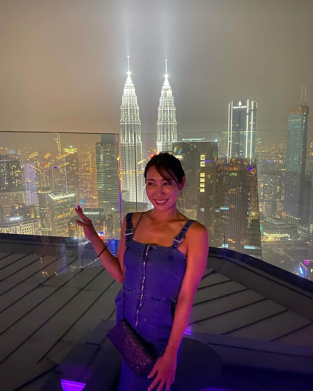 yurieさんのインスタグラム写真 - (yurieInstagram)「ツインタワーに行ったら 写真撮ってあげるよ！って言われて  ボラれた良い思い出🥰 @petronastwintowers   その後は #Vertigoのルーフトップバーで締め🍸 @vertigorooftop   きらびやかnight でした🌃  #マレーシア旅行  #マレーシア女子旅　#KL #kualalumpur #タビジョ　#マレーシアゴルフ　#KLtower #クアラルンプール　#クアラルンプール旅行　#屋台　#アロー通り　#bukitbintang #ペトロナスツインタワー　#petronastwintowers #vertigo #ルーフトップバー」10月23日 21時17分 - yurie808golf