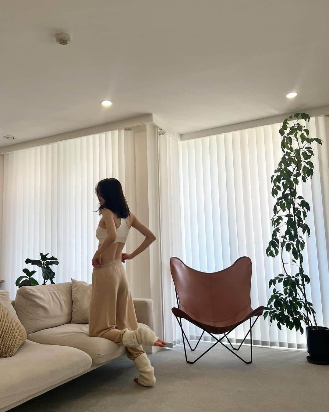 佐藤晴美のインスタグラム：「最近お気に入りのラウンジウェア🏠💭  Loro Piana  Cocooning 🤎  ロロピアーナのラウンジウェアは、 流れるようなリラックスしたシルエットが心地良く他にはない着心地が魅力的なのです🫶  寒くなると、 より肌触り重視で着る物を選ぶようになります🙏💕 上質なカシミヤやシルク。 これからの季節にありがたいっ  10月25日より1週間 伊勢丹新宿店にてポップアップ開催。  #LoroPiana  #ロロピアーナ  #LoroPianaCocooning #pr」