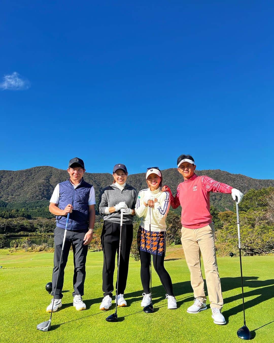 藤島妃呂子のインスタグラム：「1年ぶりのゴルフ😆  楽しみにしてたゴルフは大学の先輩と同級生と 学生の時以来の一緒にラウンド！何十年振り？？  朝から喋りっぱなし、笑いっぱなしで  リラックスしてできたからか思いがけずの良いスコア〜 女子チームが勝ったのでぜひリベンジしてください🤭  よっしー先輩、智弘、明砂美ちゃん、ありがとう〜💓 またラウンドしましょ〜  お天気も景色も最高な1日  またゴルフしたいなー やっぱりゴルフ楽しいなー  #よっしー先輩 #近藤智弘 #菊池明砂美 #専修大学ゴルフ部」