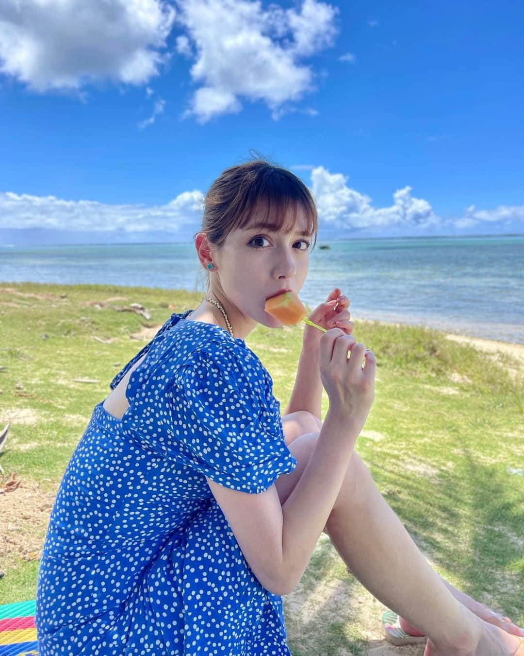アシュリー千帆のインスタグラム：「.  青、黄緑、オレンジ、、 好きな色に囲まれて🍋  100均のビーサン持っていって最終日に捨てる🫶🐬🏝 荷物も減るし楽ちん！(そんなかさばらないけどね)  とか思ってたけど案外履きやすくて持ち帰りました！笑  ネックレスは見えにくいけどでんでんの手作り💕 @hryn0418   かわいいのたくさんでおすすめ！ @enjewelry_official   金アレ対応にしてもらいました！ めちゃかわいいありがとう〜⭐️  もっと見えやすい写真探しとこ💍  .」