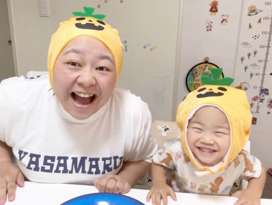 やしろ優のインスタグラム：「1歳9ヶ月のやさ丸とカボチャケーキ作りました！  動画は本日アップしたぽちゃHOME @pochahome2021  みてね！  ちなみに明日 朝から ものまねグランプリの告知で 電波ジャックするよん😀  日本テレビ ZIP! DayDay. ヒルナンデス！  にお邪魔します！  見てね❤️」