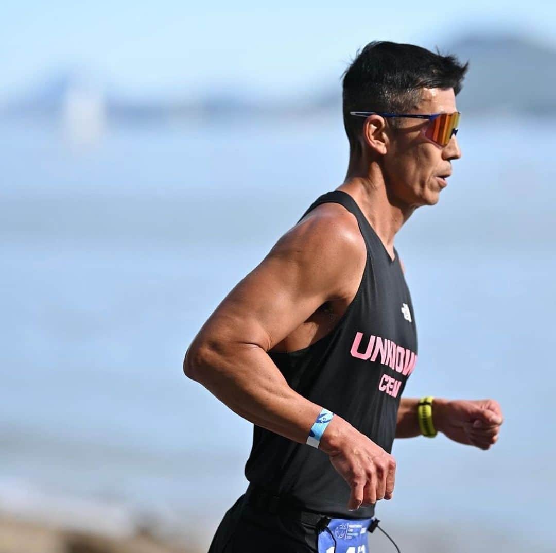 ジヌションのインスタグラム：「🏊🏻‍♂️🚴‍♂️🏃‍♂️ 2023 통영철인3종경기 릴레이 러닝 주자로 10km 39분18초 완주 @0923mara 감독님의 지시만 아니었으면 37분 도전 해보려고 했는데… 일주일 남은 춘천마라톤 준비 마지막 페이스주로 만족 가을의 전설 가보자!」
