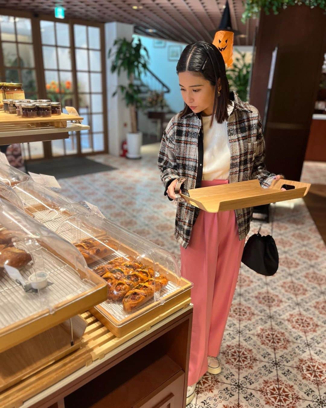 ANNA さんのインスタグラム写真 - (ANNA Instagram)「いつもお出かけする前は家族の準備に追われて、自分の事は後回しになるから、自分の身支度はトータル5分🤯 本当に毎回適当になってしまって、出かけてから、あー、この服全然気分じゃなかったなー、、とか髪ボサボサやん、、とか😭🙌  なので韓国では久々に今日この服着ようかなー！どっちがいいと思うー？とか、そんなの出来ていいリフレッシュになりました😚🙌✨ 娘には申し訳ないけど、、  楽しかったw🤣🎉  そのうち娘とも出かける前に一緒にお洋服選んだりする日が来るかな🤭💕  #1歳女の子ママ #ママの息抜き #ママコーデ」10月23日 21時21分 - anna_flare