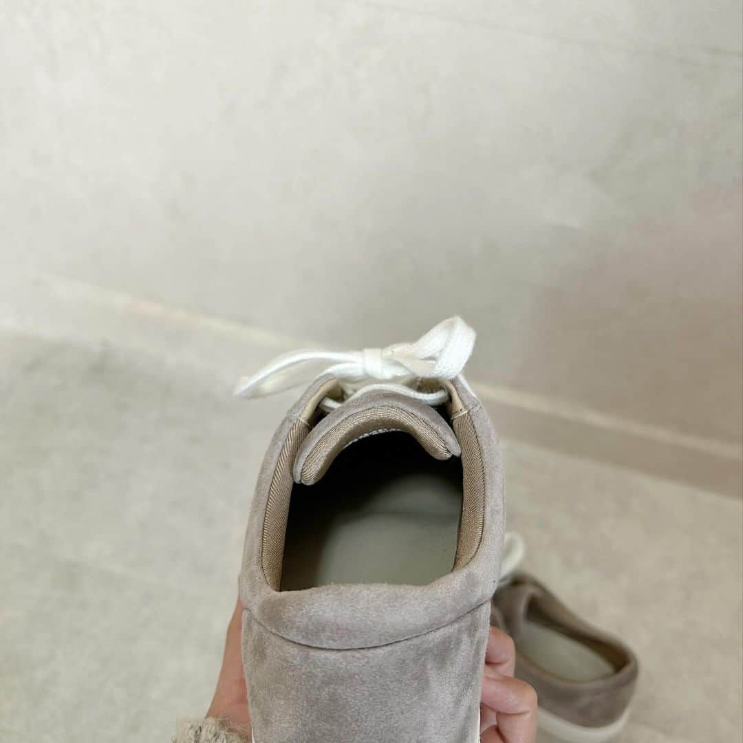miho.a.nicoさんのインスタグラム写真 - (miho.a.nicoInstagram)「・ @akaishi.official  ✔︎143レースアップスエード  AKAISHIは外反母趾など様々な足の悩みを持つ方が歩くことで足の健康をとりもどす靴を研究開発しているブランド✨ 数千人の足裏の形から導き出されたAKAISHIオリジナルのインソールは履いた瞬間足裏に吸いつくようにフィットします✨  秋冬にピッタリのスエード素材♡ スエード素材のスニーカーって重いイメージだけどこのスニーカーは軽くて歩きやすいよ🎵 土踏まずのぽっこりが気持ち良い😆  　 ⭐️公式通販サイト：「AKAISHI　靴」で検索🔍 ・ ・ #PR #AKAISHI #AKAISHI公式通販 #アカイシ #ArchFitter #アーチフィッター #新商品 #外反母趾 #足底筋膜炎 #足が痛い #スニーカー #ウォーキングシューズ  #シューズ　#スエード」10月23日 21時31分 - miho.a.nico