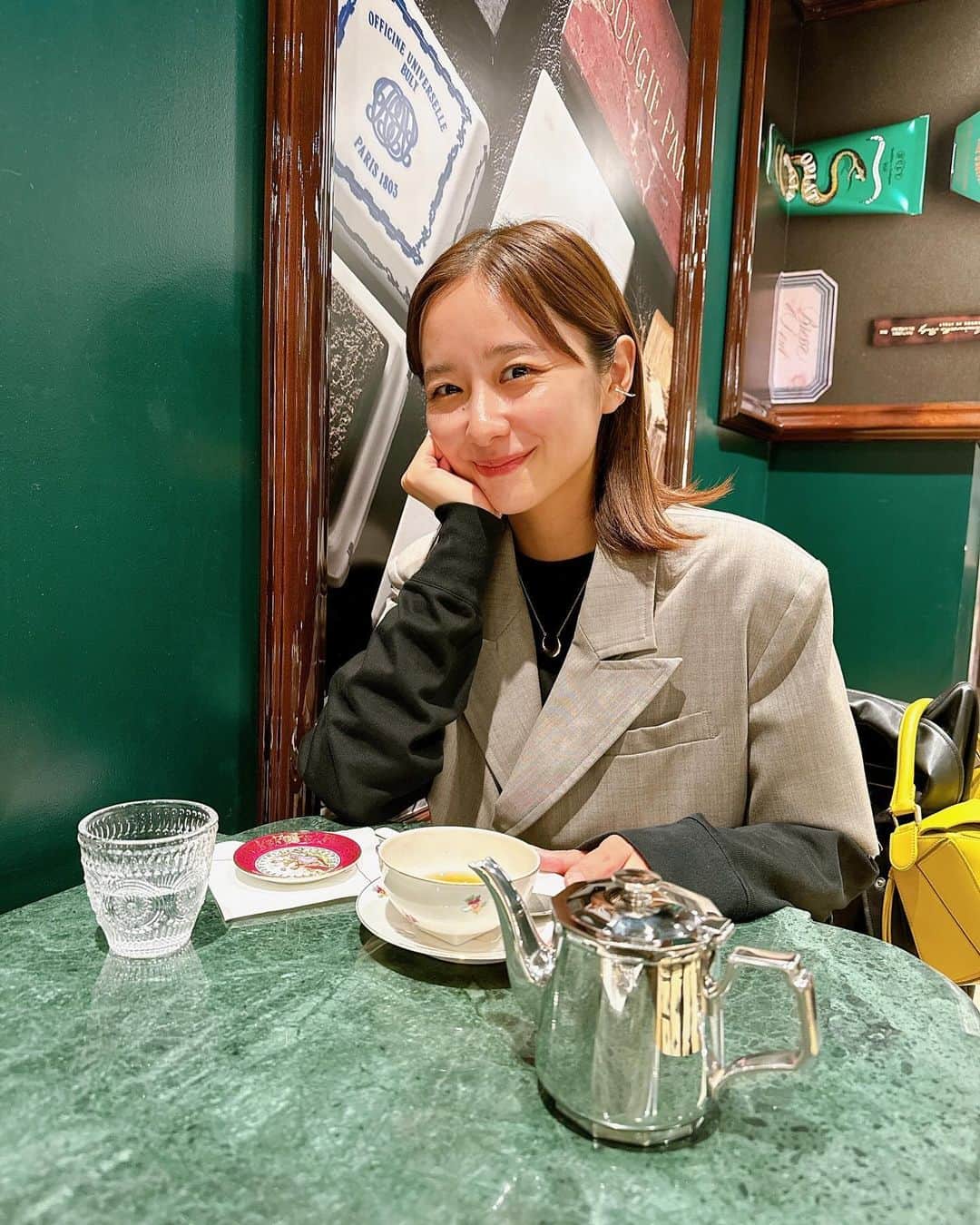 堀田真由のインスタグラム：「・ 昨夜はドラマ『たとえあなたを忘れても』 ご視聴いただいた皆様ありがとうございました😌🌱 温かいお声をいただけてホッとしています。 配信も始まっておりますので視点を変えて 是非、何度でもご覧いただけたら幸いです。 ・ 神戸にいる間に絶対に行きたかった OFFICINE UNIVERSELLE BULYさんのカフェに 行ってきました〜♪ 店内がおしゃれでうっとり。 嬉しい休日を過ごせましたぁ☕️❤️」
