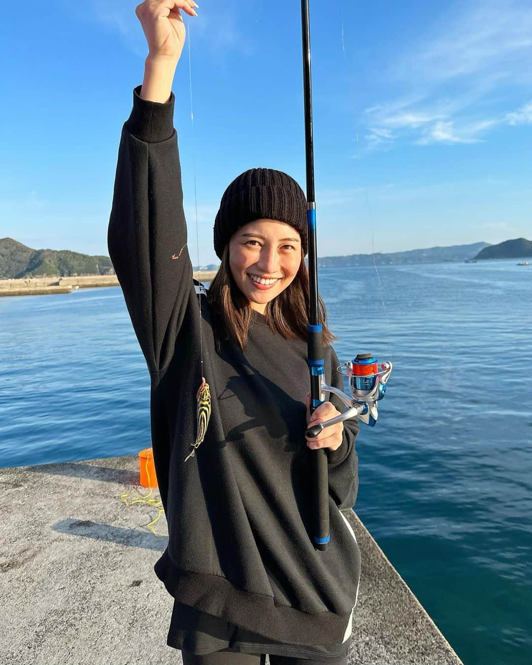 左近鈴乃のインスタグラム：「. 人生初釣りへ行ってきました🎣✨笑  本当は早朝に行く予定だったけど、 起きるのきっとしんどいし夜から行っちゃう？ となって急遽夜出発🚙🌗 輝く大きい半月を眺めながらカラオケして向かって 行きの時間まで楽しくって夜出発して大正解だった◯  夜は上着が無いと冷えて、早朝はちょうど気持ち良くて、 日が昇ると暑い！笑 寒暖差がすごい！でもいいお天気で風もなくて釣り日和でした🌞🎣 夜は満天の星空だった😭⭐️🌌  . 彼が小さい頃から釣りをしてたからプロで👨🏽‍🏭 準備も餌つけるのも魚捕獲するのも… 全部やってくれたから私はただのいいとこ取り😂🤣🙏🏻 次はもっと自分で出来るようになろう！！笑  瞬時に魚の種類分かるのも凄すぎる🐟🐠🐡 釣り好きってそんなもんなの？🤣  . 全部が初めての体験で楽しかったー💙 ただ、体力結構いるね、、？ 変な時間に寝てしまったわ🥱  . sweat @cronos_apparel (👦🏽に借りた♡) leggings @lululemonjp  beanie @gu_for_all_  そしてもちろん全部すっぴんです🧑🏻‍🦲  #釣り #釣り女子 #釣りコーデ  (初めてのタグ付けてみた🫣笑)」