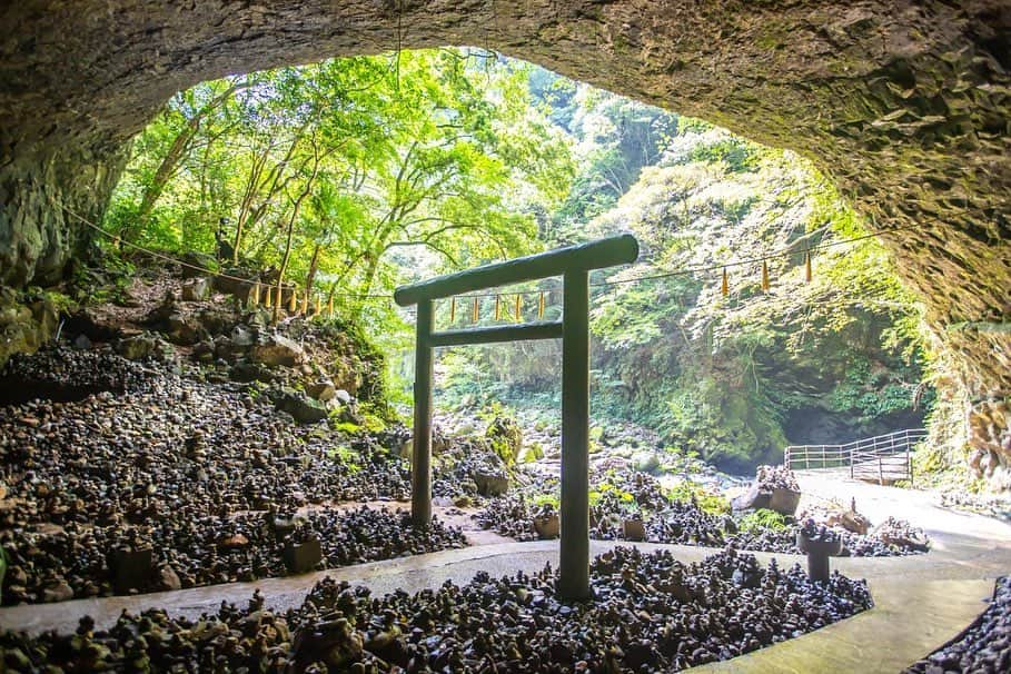 フェニックス・シーガイア・リゾートさんのインスタグラム写真 - (フェニックス・シーガイア・リゾートInstagram)「宮崎県のおすすめ観光スポットをご紹介  数々の神話や伝説が語り継がれるまち「高千穂」。  高千穂のなかでも人気の「高千穂峡」は、阿蘇山の火山活動で噴火した火砕流が侵食されて柱状節理の素晴らしい断崖となった峡谷で、国の名勝・天然記念物に指定されています。 貸しボートから見上げる真名井の滝は迫力満点！落差17メートルを体感できます。 周辺には天岩戸や天安河原など、日本神話ゆかりの神々を祀る神社が数多く存在しています。  ■アクセス／宮崎県西臼杵郡高千穂町大字三田井御塩井 　　　　　　シーガイアから車で約2時間  #シーガイア #シーガイアのマイクロツーリズム #宮崎観光 #宮崎旅行 #高千穂 #高千穂峡 #パワースポット #絶景」10月23日 21時26分 - seagaia_official