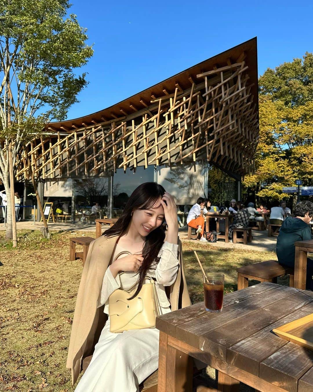 よねいはるかさんのインスタグラム写真 - (よねいはるかInstagram)「気温もちょうど良くて、秋晴れの日🍂 あちこちから金木犀の香りが漂ってきて、 空気が本当に心地よかった！  東京にいると、忙しく感じることが多いけど ここに来ると時間もゆっくり流れてるように感じて この時期に自然と毎年来てる気がする。。  #okacafe」10月23日 21時26分 - rabbit____2