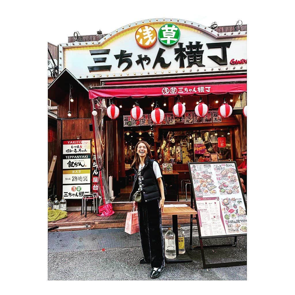 稲沢朋子のインスタグラム：「［浅草キッド］を観劇✨ 仕事では行ったりするけども、ゆっくり浅草を堪能した事がないなと気づいた！ 浅草キッドの舞台ともなってる浅草！原作者でもある北野武氏が過ごした街でもあるとのことで、下町情緒溢れる街をゆっくり食べ歩き、夜の浅草寺にも行ってみました 幻想的でしたよ カフェでなく喫茶店☕️も居心地良くてホッとした♡  日中は暑さも感じるけども、夜は寒くなったなー この時期大活躍がやはりダウンベスト！ このダウンベストはケープハイツのもの @capeheights.jp  @greenwich.showroom  ベロアの楽ちんパンツはエートン　@aton_tokyo   #粋だねぇ浅草上手 #浅草キッド　#北野武　氏　#浅草　#浅草寺　#下町　#情緒　#omo3浅草　 #星野リゾート　#capeheights2023AW」