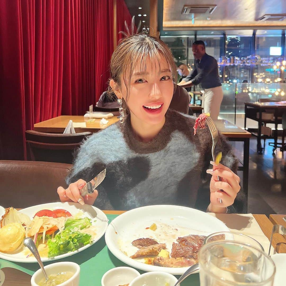 夏焼雅さんのインスタグラム写真 - (夏焼雅Instagram)「🍖🍖🍖  どーしてもお肉食べたくて えりちゃんと行ってきた♡ はぁ〜幸せ🤤  ようやくニットが 着れる季節になったので newニット着てったょ♡ @ungrid_official  color:brown / size:free 【ｼｬｷﾞｰｼﾞｬｶｰﾄﾞﾆｯﾄ】です٩( ˙༥˙ )و #Ungrid」10月23日 21時32分 - miyaaa0825