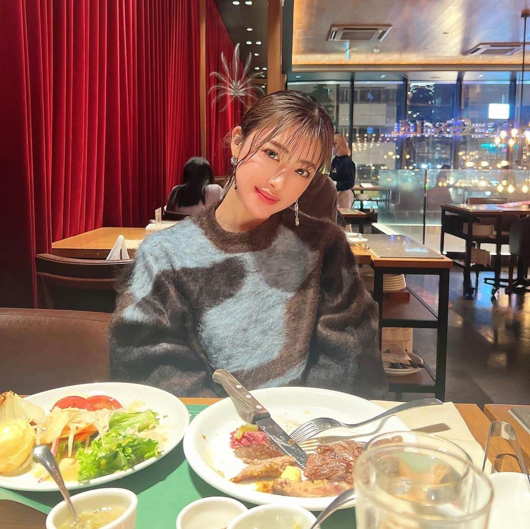 夏焼雅のインスタグラム：「🍖🍖🍖  どーしてもお肉食べたくて えりちゃんと行ってきた♡ はぁ〜幸せ🤤  ようやくニットが 着れる季節になったので newニット着てったょ♡ @ungrid_official  color:brown / size:free 【ｼｬｷﾞｰｼﾞｬｶｰﾄﾞﾆｯﾄ】です٩( ˙༥˙ )و #Ungrid」