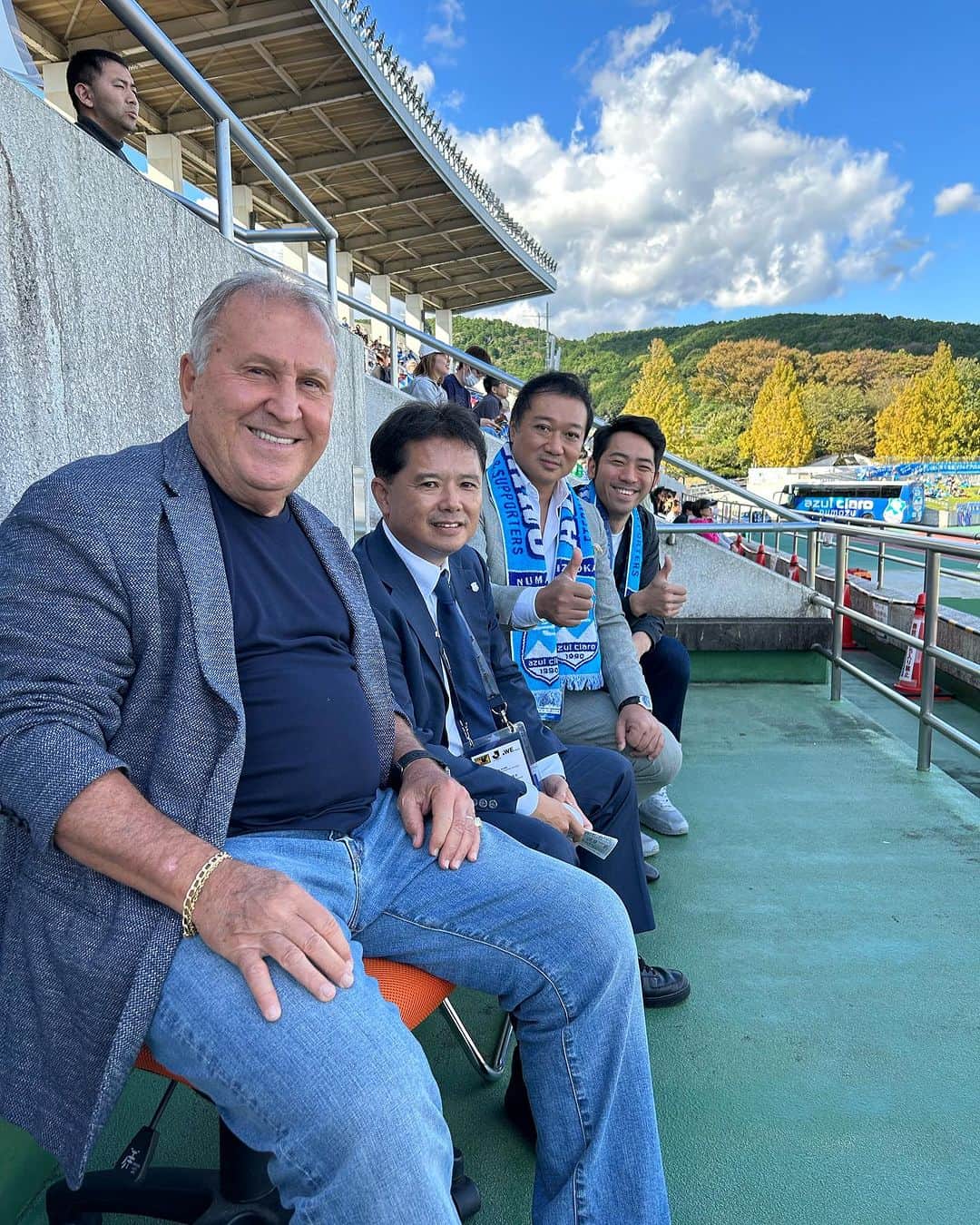 ジーコさんのインスタグラム写真 - (ジーコInstagram)「Estive em Numazu pra ver a partida pela J3 do Azul Claro 3x1 Matsumoto. Ta na luta pra subir pra J2. Meu amigo de tantos anos de Kashima e um dos criadores da Copa Amizade Brasil-Japão, Takashima, é o Presidente do Azul Claro, onde também esta meu ex interprete no Kashima, Landow. Tem 3 brazucas, Michael, Igor e Raul. O treinador é o Nakayama, que foi meu jogador na Seleção Japonesa e um dos grandes artilheiros do futebol japones. Seu auxiliar Hideto Suzuki também ex jogador do Jubilo. Nas fotos também o dono do clube Tsuyoshi Tani, o Itoteruyoshi, autor do gol da vitoria do Japão sobre o Brasil nas olimpíadas de Atlanta e a equipe Sub 14 do Azul Claro.」10月23日 21時28分 - zico