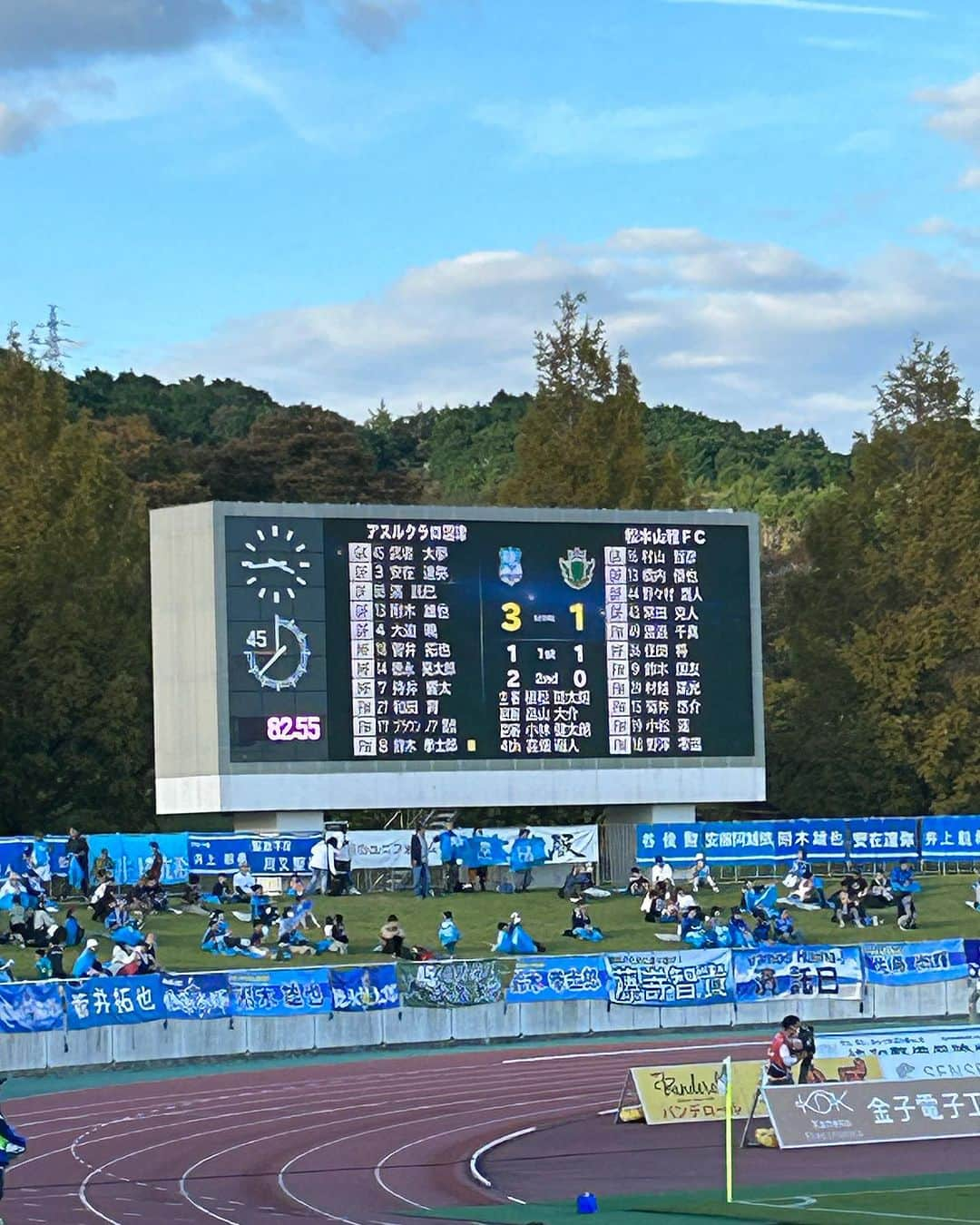 ジーコさんのインスタグラム写真 - (ジーコInstagram)「Estive em Numazu pra ver a partida pela J3 do Azul Claro 3x1 Matsumoto. Ta na luta pra subir pra J2. Meu amigo de tantos anos de Kashima e um dos criadores da Copa Amizade Brasil-Japão, Takashima, é o Presidente do Azul Claro, onde também esta meu ex interprete no Kashima, Landow. Tem 3 brazucas, Michael, Igor e Raul. O treinador é o Nakayama, que foi meu jogador na Seleção Japonesa e um dos grandes artilheiros do futebol japones. Seu auxiliar Hideto Suzuki também ex jogador do Jubilo. Nas fotos também o dono do clube Tsuyoshi Tani, o Itoteruyoshi, autor do gol da vitoria do Japão sobre o Brasil nas olimpíadas de Atlanta e a equipe Sub 14 do Azul Claro.」10月23日 21時28分 - zico