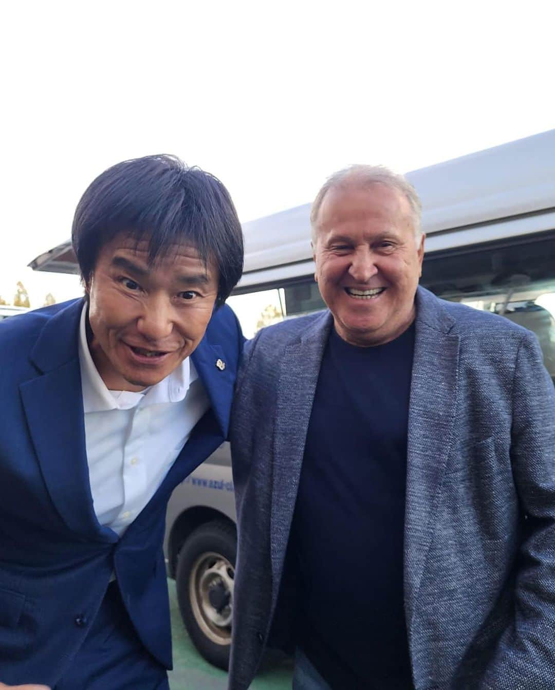 ジーコさんのインスタグラム写真 - (ジーコInstagram)「Estive em Numazu pra ver a partida pela J3 do Azul Claro 3x1 Matsumoto. Ta na luta pra subir pra J2. Meu amigo de tantos anos de Kashima e um dos criadores da Copa Amizade Brasil-Japão, Takashima, é o Presidente do Azul Claro, onde também esta meu ex interprete no Kashima, Landow. Tem 3 brazucas, Michael, Igor e Raul. O treinador é o Nakayama, que foi meu jogador na Seleção Japonesa e um dos grandes artilheiros do futebol japones. Seu auxiliar Hideto Suzuki também ex jogador do Jubilo. Nas fotos também o dono do clube Tsuyoshi Tani, o Itoteruyoshi, autor do gol da vitoria do Japão sobre o Brasil nas olimpíadas de Atlanta e a equipe Sub 14 do Azul Claro.」10月23日 21時28分 - zico