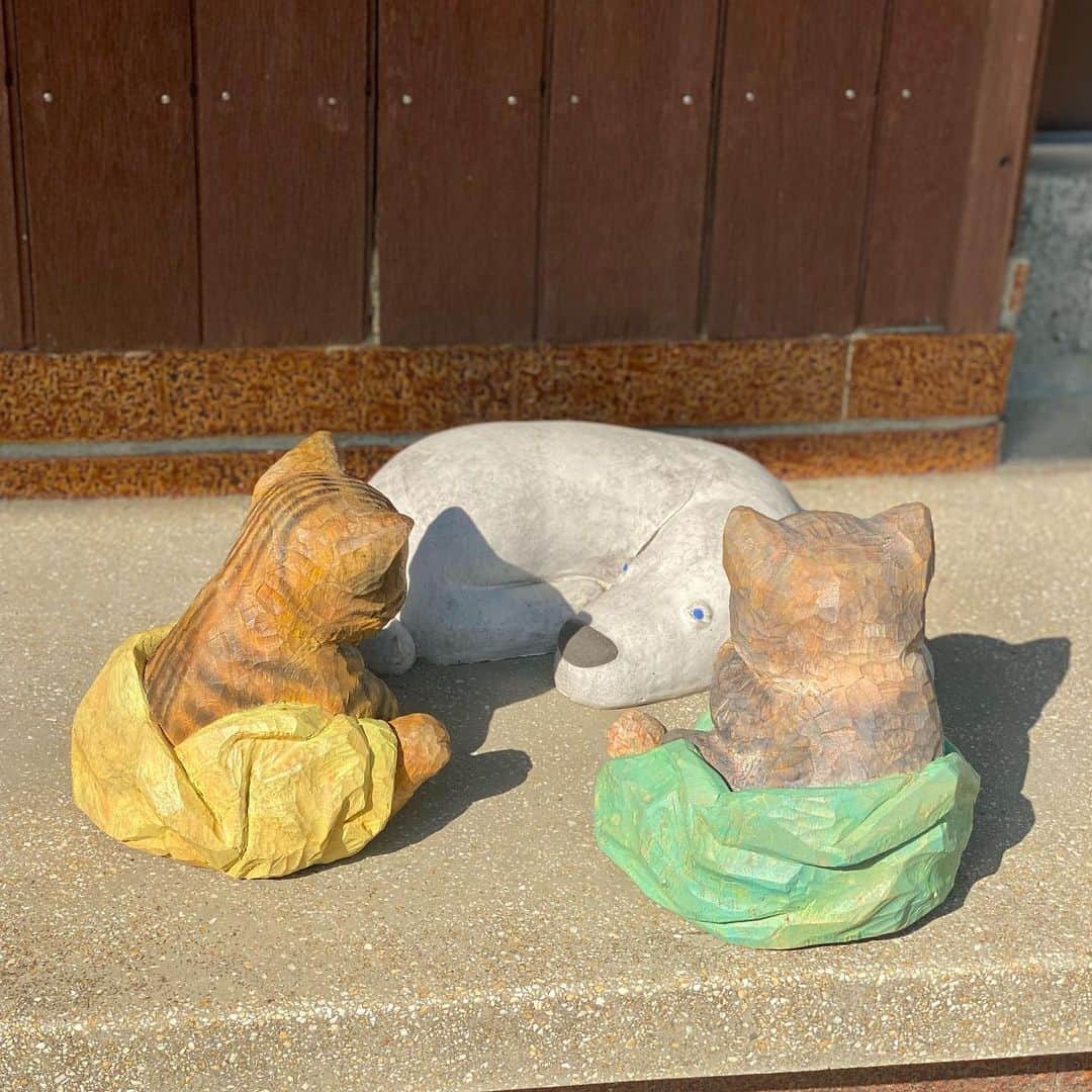 のインスタグラム：「「ねぇ、犬さん」 「なんだい、猫くんたち」 「外で飼われている犬と、家から出してもらえない猫は、どちらが幸せだと思う？」 「･･･どっちもどっちだな」  #cat #sculpture #hanafusasakura」
