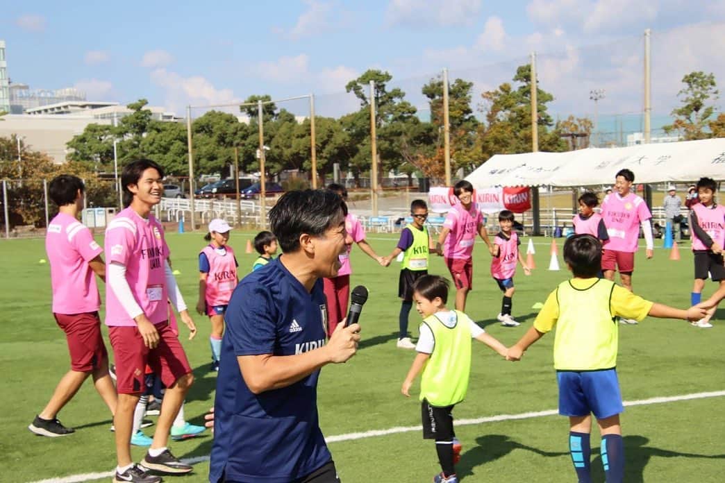 前園真聖さんのインスタグラム写真 - (前園真聖Instagram)「福岡と名古屋でのKIRINサッカー教室でたくさんの方々にお世話になりました。 子供達と一緒に楽しく真剣にサッカーを楽しみました⚽️ みなさんありがとうございました‼️ Gracias👆 #kirin  #サンドラッグ #ダイレックス #cgc」10月23日 21時29分 - maezono_masakiyo