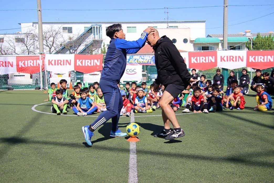 前園真聖さんのインスタグラム写真 - (前園真聖Instagram)「福岡と名古屋でのKIRINサッカー教室でたくさんの方々にお世話になりました。 子供達と一緒に楽しく真剣にサッカーを楽しみました⚽️ みなさんありがとうございました‼️ Gracias👆 #kirin  #サンドラッグ #ダイレックス #cgc」10月23日 21時29分 - maezono_masakiyo