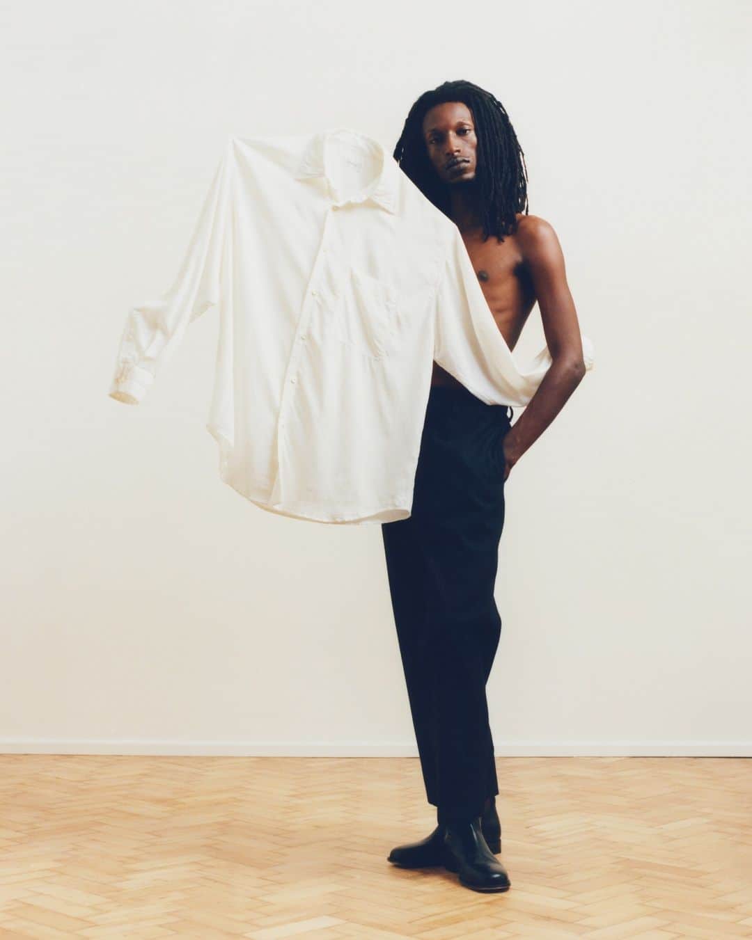 のインスタグラム：「IN FOCUS: Lemaire⁠ ⁠ A baton of considered cool that Christophe Lemaire and Sarah-Linh Tran continue to perfect season after season⁠ ⁠ Photography: @lauramccluskey ⁠ Ph Assistant: @connortegan⁠ Artist: @pafillaire⁠ HMUA: @zxana__⁠ Talent: @_giftyyyy_ at @NEXT; Eden at @PREMIER⁠ Words: @shinhuilee⁠」