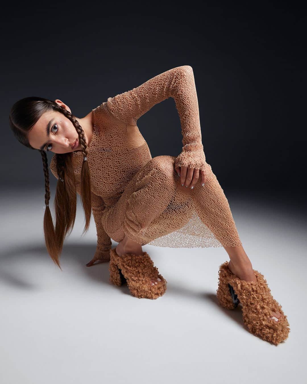 Sergio Rossiのインスタグラム：「Adding a playful twist to fierce mules. Check out the latest styles on sergiorossi.com #SIROSSI #SergioRossi」