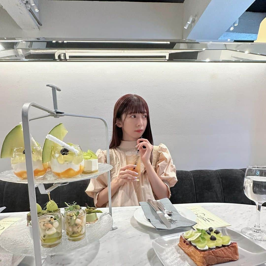 真山りかのインスタグラム：「. ⁡ 本格的に寒くなる前に🫖💚 ⁡ #afternoontea #シャインマスカット ⁡ #まやまにあ ⁡ .」