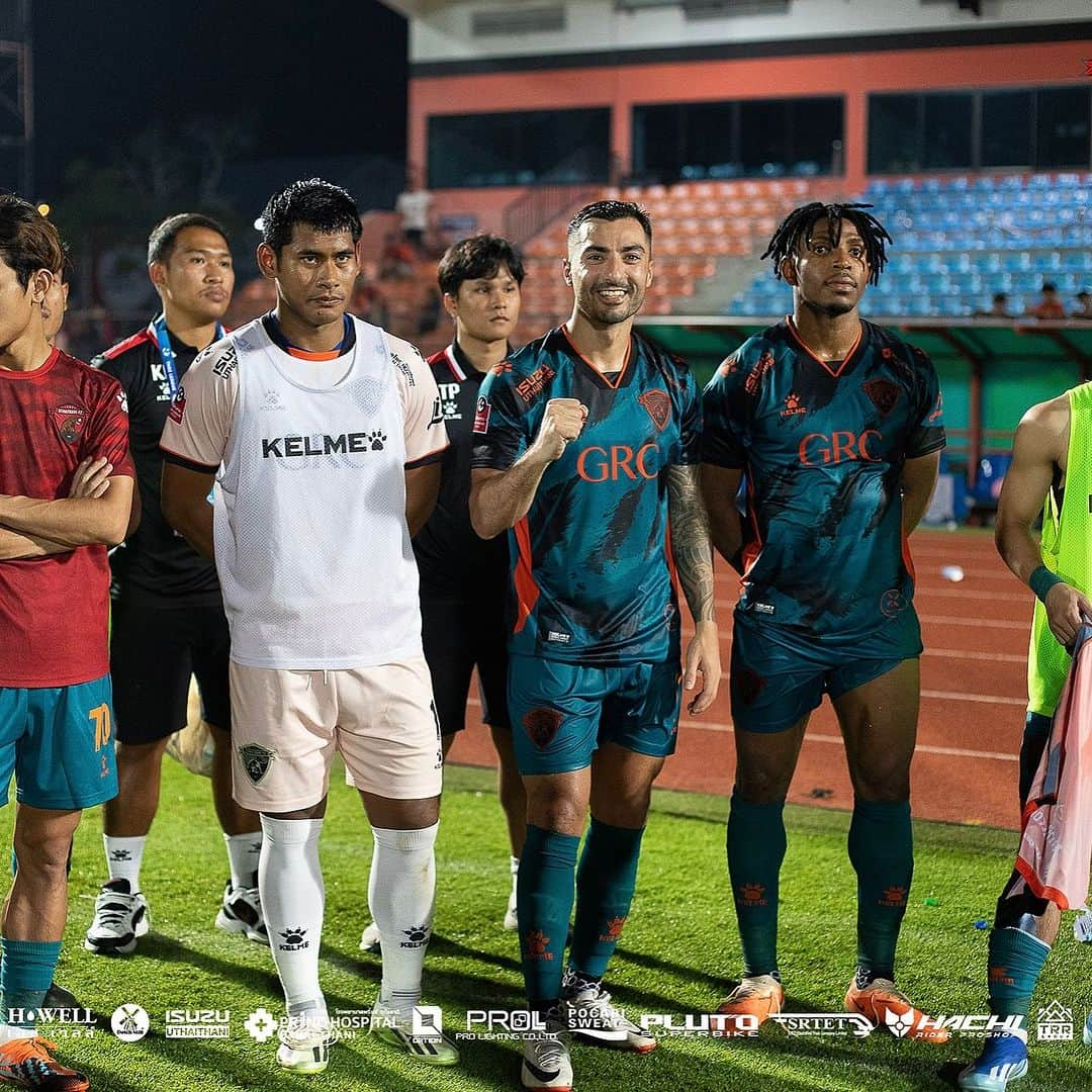 イロアン・ハマドさんのインスタグラム写真 - (イロアン・ハマドInstagram)「Another great away victory!   Thank you all Uthai Thani supporters for coming all the way❤️🖤」10月23日 21時33分 - jiloan