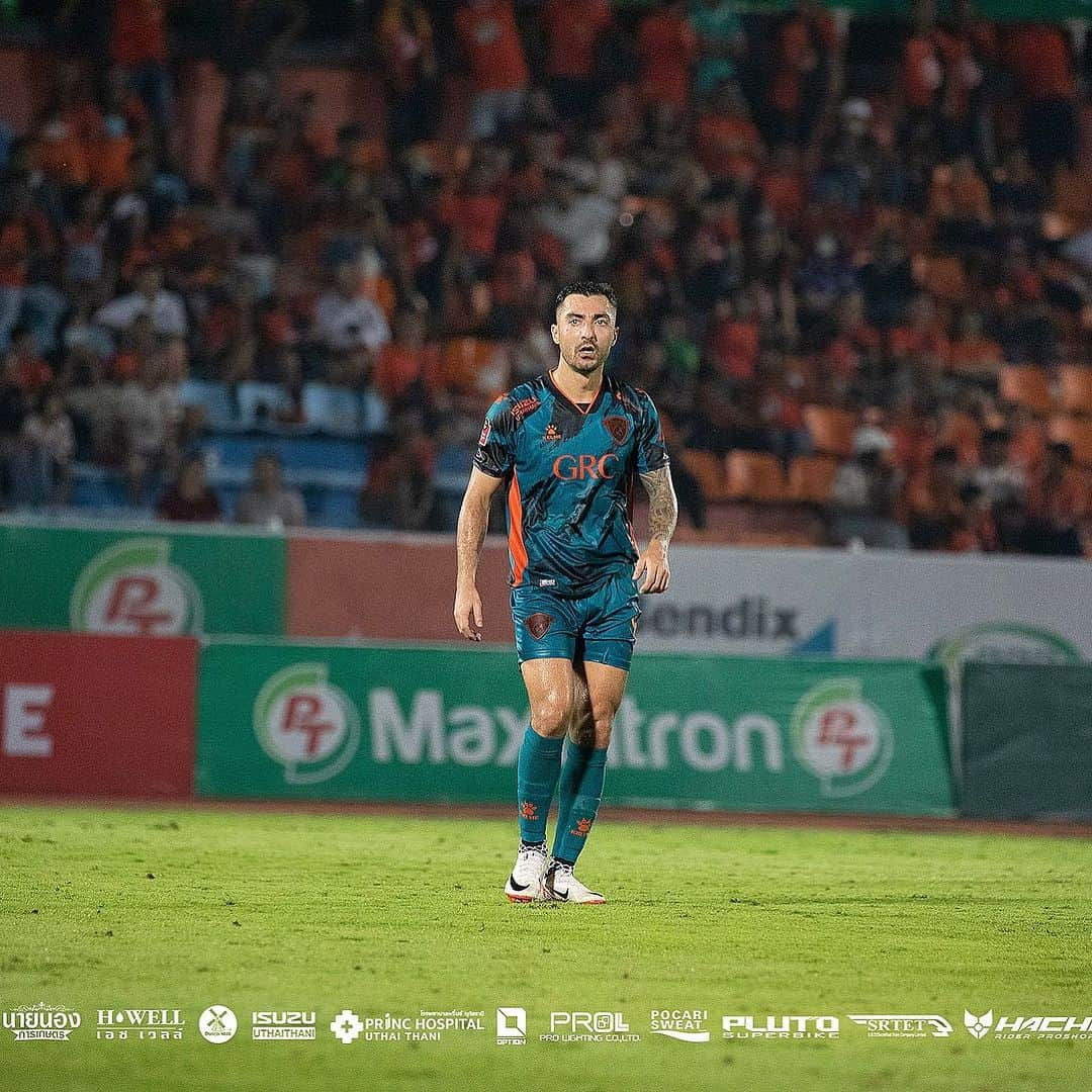 イロアン・ハマドのインスタグラム：「Another great away victory!   Thank you all Uthai Thani supporters for coming all the way❤️🖤」