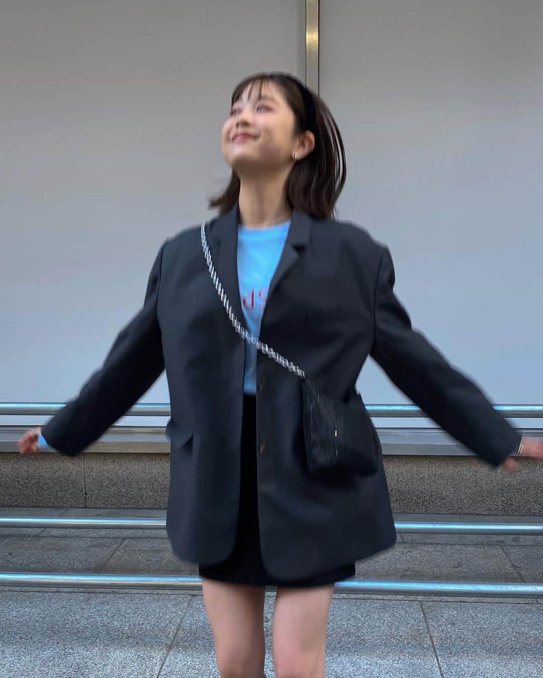 鈴原ゆりあのインスタグラム：「久々に母とフラフラしまして 母、渾身の数々。撮ってくれました🤳  見事に息も合わず、動き回る子供です…  母の行動が可笑しくて笑ってる ありがとう。  最近はというと 観るべきものと寄り道の本と知りたい本と∞  いつの間にか寝ている自分に、ハッとしています((え。)」