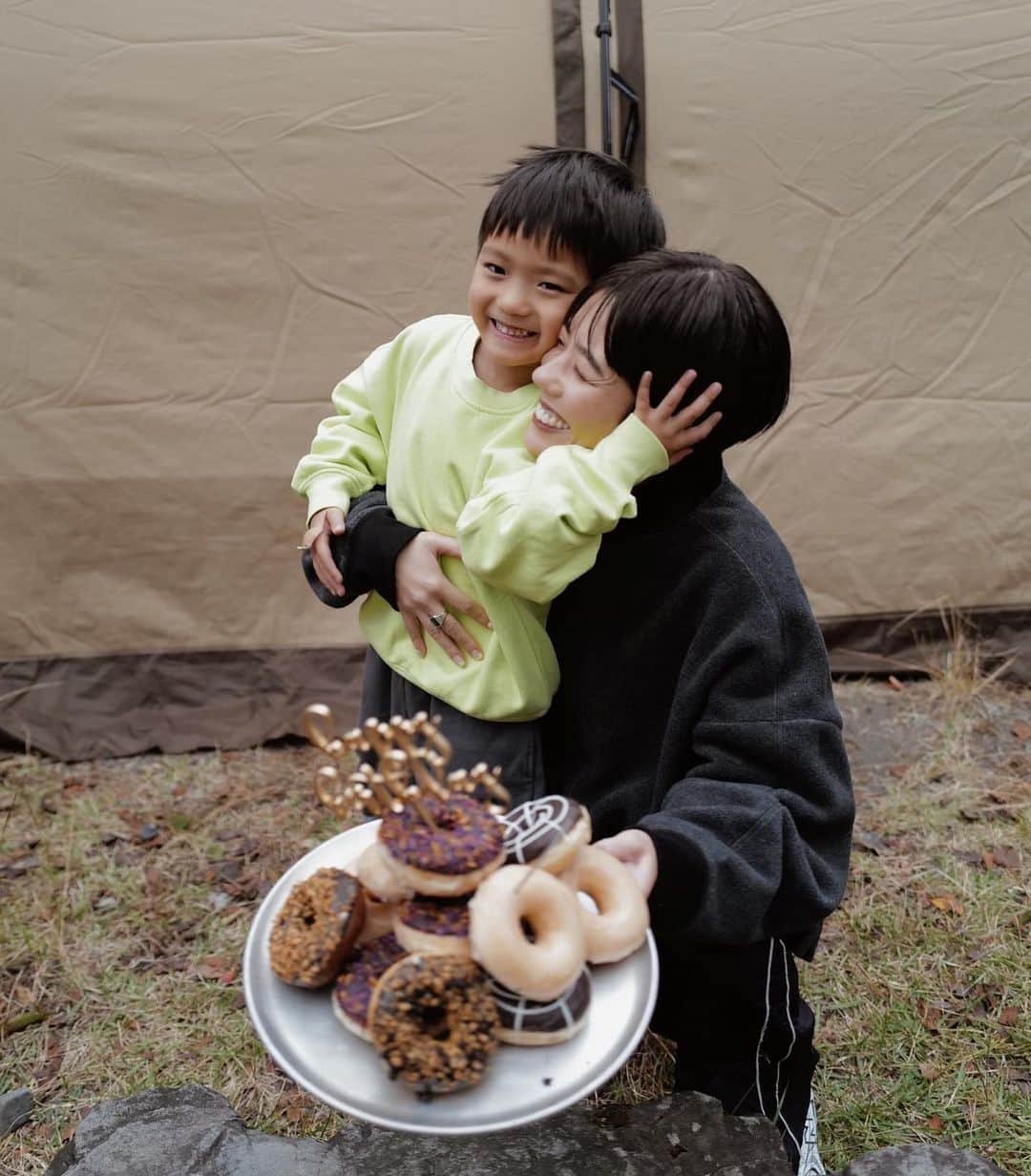 正中雅子さんのインスタグラム写真 - (正中雅子Instagram)「Happy 6th birthday👦🏽💚  可愛い可愛いしてる息子も遂に6歳になりました🥹🫶  とにかく大好き🤍  こんなにも愛おしい気持ちにさせてくれてありがとう🤍  キュンとくる瞬間を永遠に更新しています😂笑 でも、めちゃくちゃ怒ったりもするけどこれからも元気に楽しく大きくなってね♡  週末のキャンプでみんなにお祝いしてもらって キャンプの帰りはポケモンセンター行って大満足なお誕生日でした🫶  寝癖がなかなか治らないところも好きです🫶笑  毎日2枚目の写真みたいにくっついて寝てくれるけど それもいつまでかな🥹と思うと 毎日大切にしたいもんです♡  #6歳#お誕生日#男の子ママ #キャンプ」10月23日 21時33分 - masacoshonaka