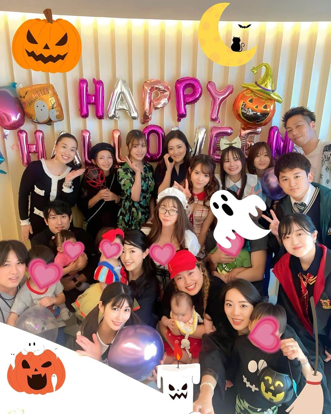 倉岡生夏のインスタグラム：「🎃🧹👻 ・ ・ 生夏プレゼンンツ🎃ハロウィンパーティー🎃 を無事開催することができました❣️ ・ 今回はたくさんの方が協力してくれて、感謝でした❣️ 朝からバルーン飾り付けてくれたり、お料理やスイーツの段取りしてくれたり、受付やキッズ達と遊んでくれたり♡ ・ みなさんのおかげで良い会になったとおもいます❣️ 今回はビンゴ大会も取り入れて、景品ご協力してくださった社長の方々ありがとうございます🙇‍♀️♡ ・ また詳しくアップしていきます〜❣️ 今年来たいコスプレなくてお料理するしメイド着ましたっ。 アラサーメイド失礼しました笑 ・ ・ ・ ・ ・ ・ #ハロウィンパーティー #ハロウィンパーティー料理 #ハロウィン弁当 #ハロウィンコスプレ #ハロウィン仮装 #メイド服 #メイド #仮装パーティー #ハロウィン飾り #親子イベント #親子クッキング #モンテッソーリ教育 #モンテッソーリ #ハロウィンスイーツ #ハッピーハロウィン #子どもイベント #子供イベント #happyhalloween #halloweencookies #japanesegirl」