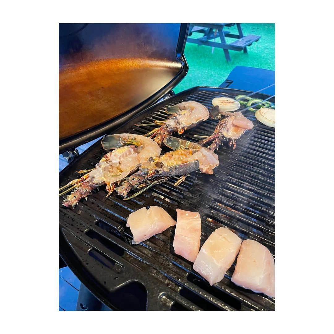 RUUNAさんのインスタグラム写真 - (RUUNAInstagram)「. 今年ラストBBQ🦞🥩 海鮮いっぱいで幸せ〜！ 雨が上がってサンセットも無事見れました⛅️  #okinawa #family #trip  #bbq #dinner #seafood #meet #sunset #sea #japan」10月23日 21時36分 - ruuna_kolme