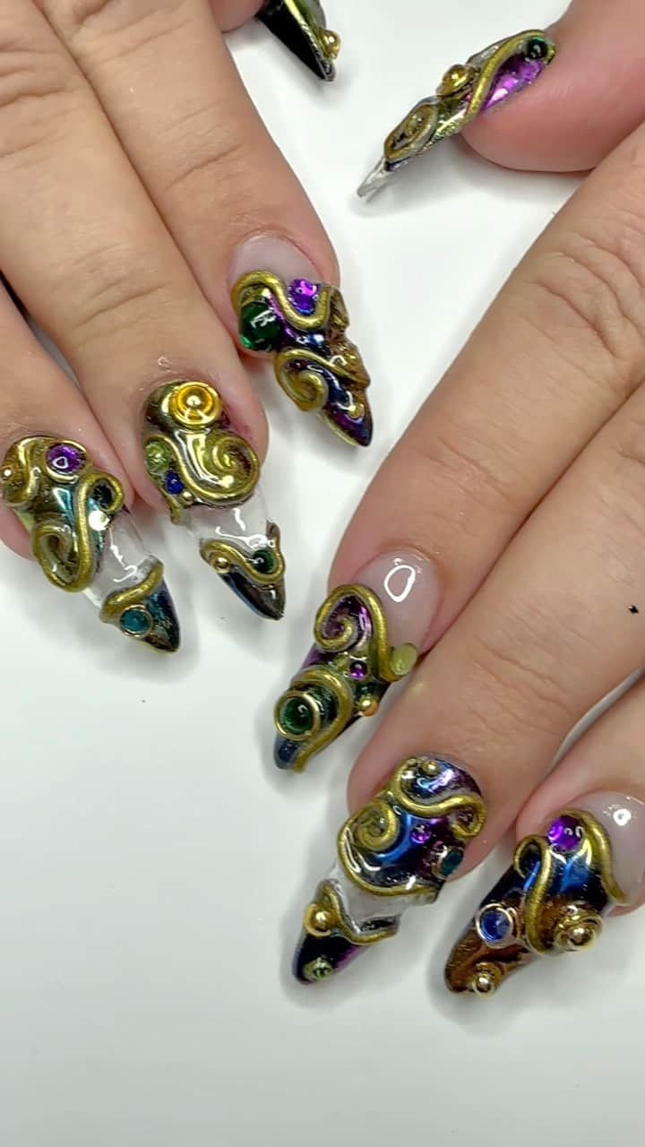 安田直美のインスタグラム：「3D nail🍥🌀💜💛🖤 #gelx #nailsart #chromenails #3dart」