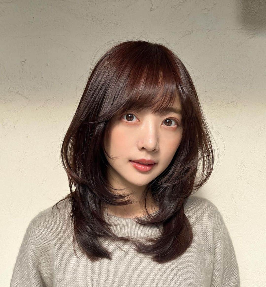 のインスタグラム：「実はちょっと前に髪の毛赤っぽい感じにしました！チェリーブラウン？かな！！  こういう暖色系今年流行ってる気がする☺️🍒  はるなさんカラーとカットありがとうございます🙏✨✨  #hair #hairstyle #ヘアスタイル #ロングヘア #セミロング #ヘアアレンジ #ヘアカラー」