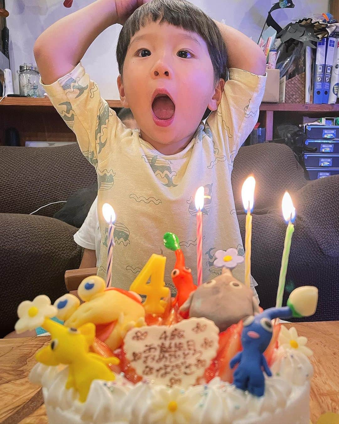 生尾佳子のインスタグラム：「先日なぎさ君4歳BIRTH DAY！ 今年は#ピクミンケーキ です🍰 次男らしく要領よくしっかり可愛く育っております👍🏻 今年も何度となくお祝いをした為か習い事感覚で毎週誕生日来ると思っているみたいです。 #thefarm #ザファームでもお祝いしてみました🙌🏻 #ざうお　でもめで鯛釣り上げペロリと頂いたぜ🎣 謎の架空キャラ「ハクチョー忍者！」みたいに育ってね。」