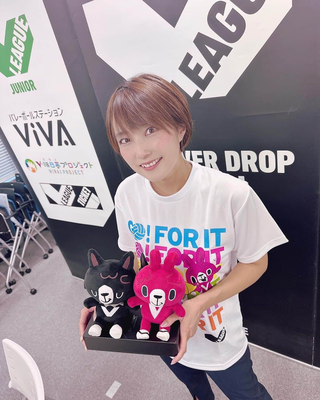 細田阿也のインスタグラム：「@v.league_official  #vリーグ #DIVISION2 #DIVISION3 開幕記者会見 司会を務めさせて頂きました。  オンライン配信にてハラハラしながらも🥹  キャプテンや選手皆様の力強い意気込みや、結束力感じるチーム愛、ファン皆様への思いなど伺わせて頂きました。  今シーズンは V.LEAGUE REBORNを前にした現行最後のVリーグ 世界最高峰のリーグを掲げた新たなシーズンを前に リーグ、選手、ファン皆様とさらに上を目指してあらゆる壁を越えていくシーズンにしたい。そんな思いを込めて  #超える　と表現していくと伺いました。  選手皆様のコメントにも #超える　を活用くださったり今まで以上の熱き思いも。  Vリーグチケットを電子チケット機能として画面を見せるだけで入場できる 公式アプリ　#スマートV も早速ダウンロードしました！  V3男子は　11月4日から　 V3女子は　11月25日から  V2男子は　11月4日から V2女子は　10月28日から🏐 いよいよ今週末開幕🙌  V3 男子、V2女子 Vファイナルステージは #静岡県 #袋井市 #さわやかアリーナ ですって🥹  長年お世話になっている Vリーグ皆様のお優しさのおかげで  親子で🏐ファンなので　 アリーナに伺い試合観戦したいと思っています！  選手の皆様ご対応いただき ファンの皆様、ご視聴いただきありがとうございました🥹  お声がけ頂き感謝でした☺️」