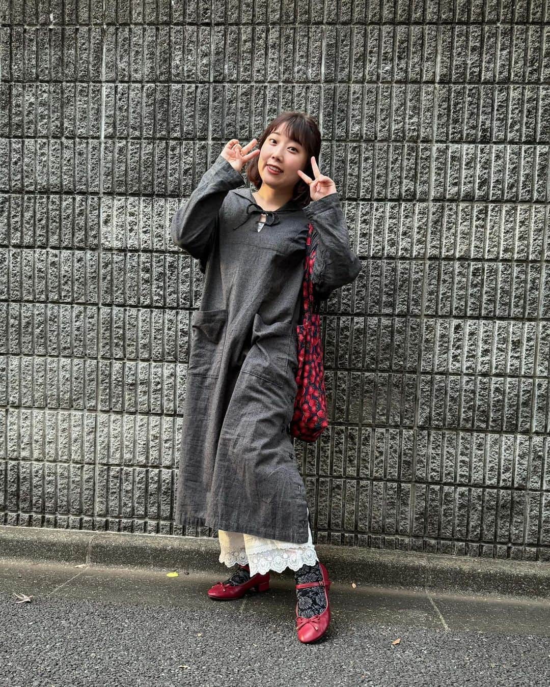 山井祥子さんのインスタグラム写真 - (山井祥子Instagram)「先日、お友達とアウトレットに行った時に買ったENGINEERED GARMENTSのワンピ。 セーラー襟とサイドのボタンがとってもかわいいの。  お母さんにつくってもらったトートバッグをヘビロテする29歳👶  #ootd #engineerdgarments #トートバッグ」10月23日 21時41分 - shoko_yamai