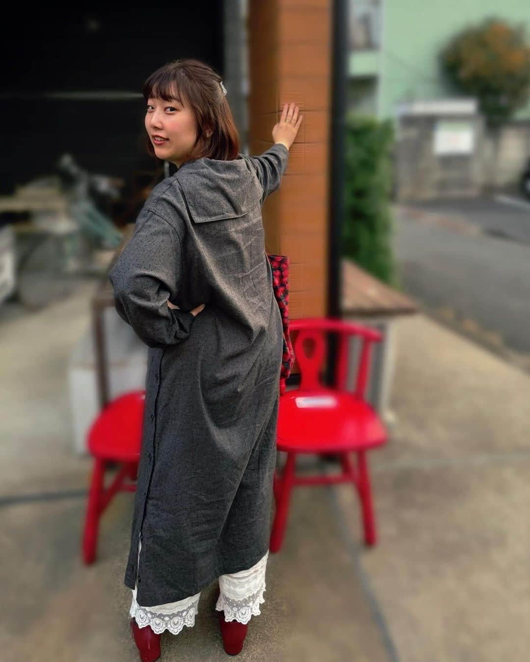 山井祥子さんのインスタグラム写真 - (山井祥子Instagram)「先日、お友達とアウトレットに行った時に買ったENGINEERED GARMENTSのワンピ。 セーラー襟とサイドのボタンがとってもかわいいの。  お母さんにつくってもらったトートバッグをヘビロテする29歳👶  #ootd #engineerdgarments #トートバッグ」10月23日 21時41分 - shoko_yamai