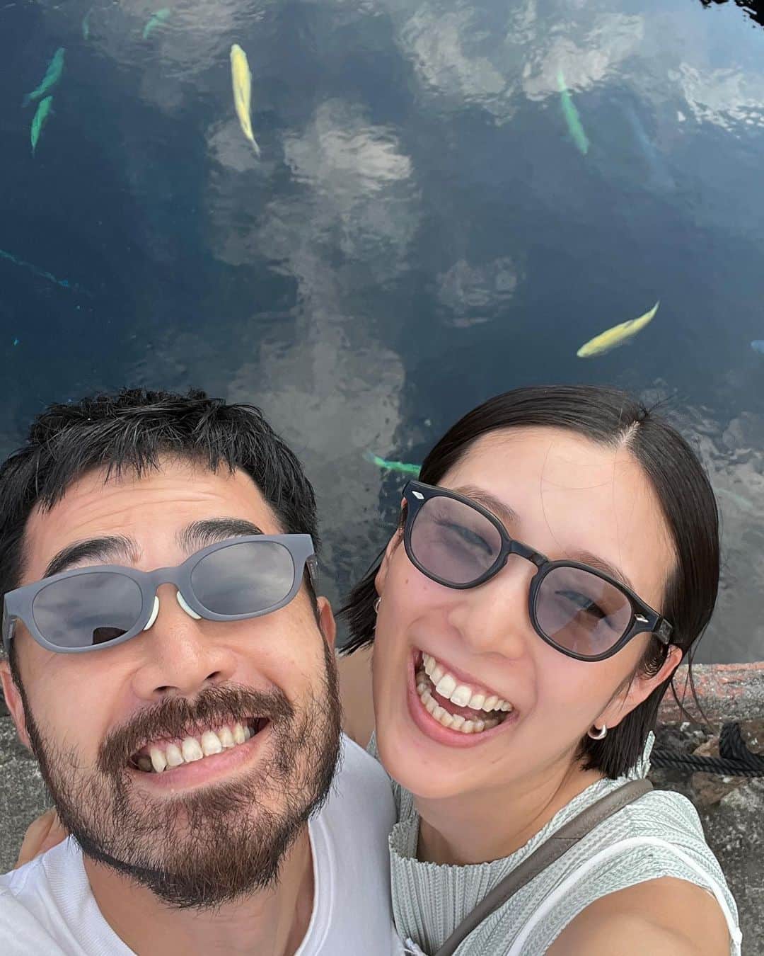 中田早保のインスタグラム：「. 忍野八海行った時の..♡ 何がそんなに面白かったのか分からんけど🤣 お髭といると毎日楽しいわよ笑  光が差し込んでキラキラ光ってた池の中には、携帯が落ちてました。 . #山梨旅行#忍野八海」