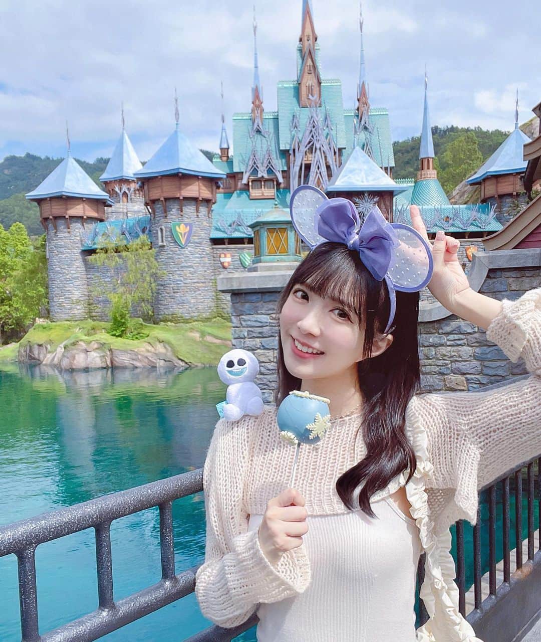 キアナのインスタグラム：「香港ディズニーのアナ雪新エリアが11月にオープン〜☁️⛄️グランドオープン前に体験させてもらえてすごく感激です❄️楽しかった〜🩵🤍  #香港ディズニーランド #香港ディズニー #hkdisneyland #魔雪奇緣世界 #frozen @hkdisneyland」