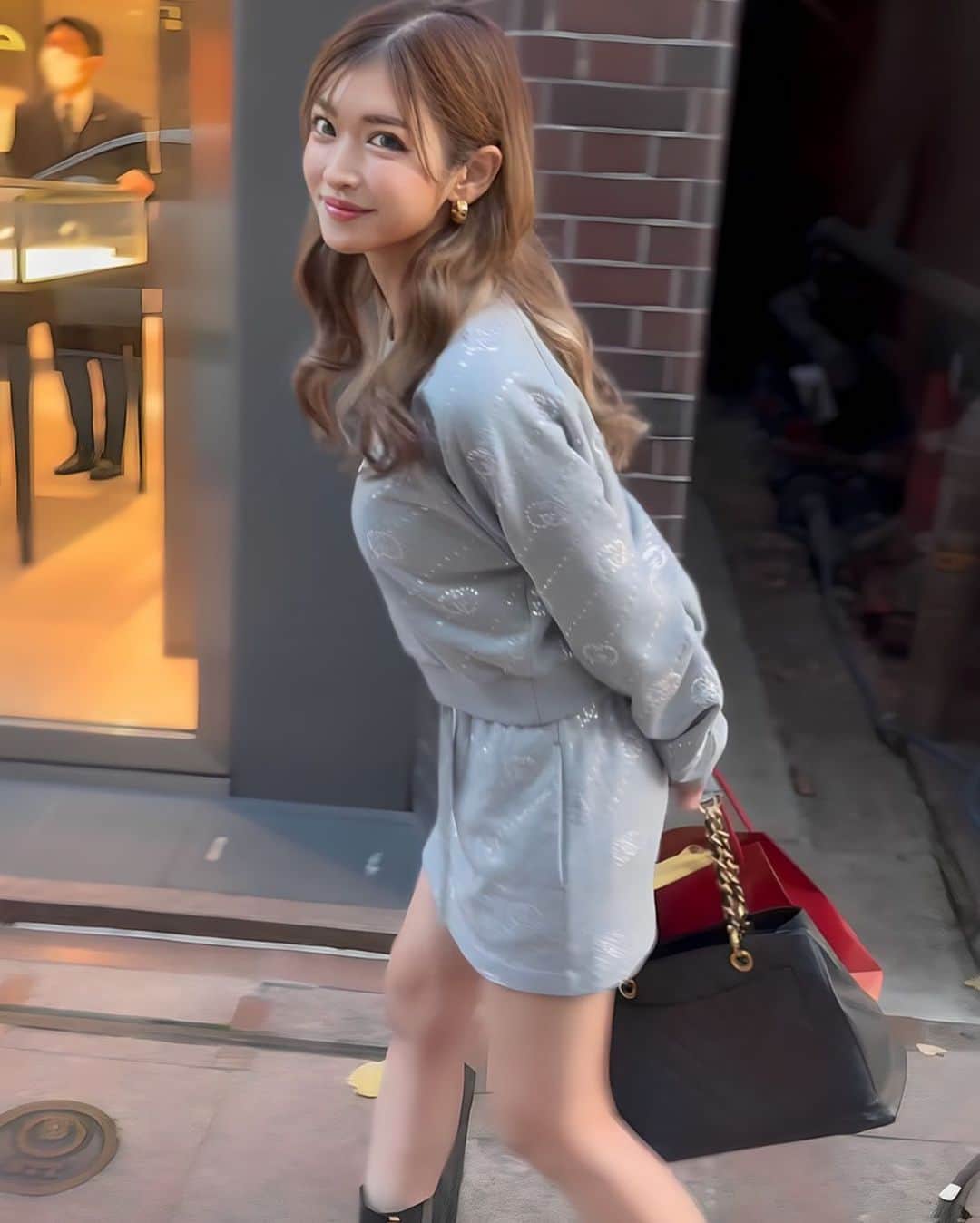 ららちゃんのインスタグラム：「. 銀座お散歩🚶‍♀️ こう見えて汗だく。  #ノーマルカメラ  #gucciclothes」