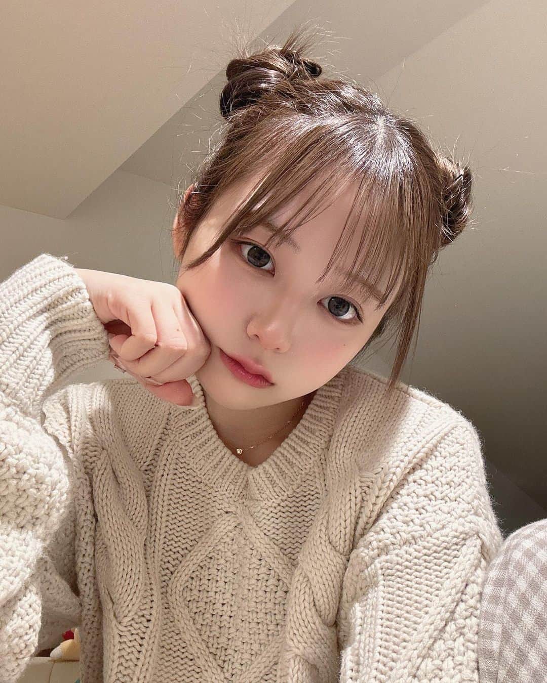 栞麗のインスタグラム：「ルルルンが9回目のリニューアル🍑 化粧水の代わりに毎日使えるの！ お肌の調子が悪いなって感じてる子！ 「保湿が大事」なんだよ！！ 実際使ってみたら花粉で肌荒れ気味だったけど調子良くなったから みんなも使ってみてね☺️ #PR #ルルルン #化粧水フェイスマスク #パック #肌荒れを防ぐ」