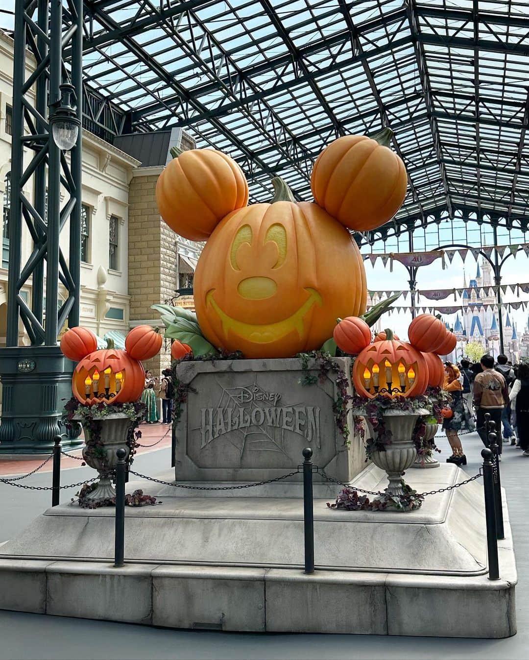 chiyo1173さんのインスタグラム写真 - (chiyo1173Instagram)「#outfitoftheday  昨日はディズニーランドへ 園内はハロウィンで盛り上がっていました🎃🍭 ・ ・ ディズニーコーデは、 ミニーちゃんカチューシャつけることを想定した ブラックコーデに❤︎ @clair.maison のワンピースは、 ふわっと広がるシルエットに 裾と袖口にフリルがたっぷり付いていて可愛いの。 ポンチ素材でシワにもならず着心地も良くて◎ ・ ・ 数年ぶりに完全復活した ディズニーハロウィン🐭🏰🎃🎈 風邪が長引いて 体調万全な状態で挑めなかったのが無念でしたが、 雰囲気味わうだけでもとっても楽しかったです！ ・ ・ #PR#clairmaison#クレメゾ#クレールメゾン #ootd#outfit#instafashion#コーデ#ディズニーコーデ#大人可愛い#ワンピースコーデ#大人女子コーデ#低身長コーデ#ディズニーランド#tokyodisneyland#locari#ロカリ」10月23日 21時44分 - chiyo1173